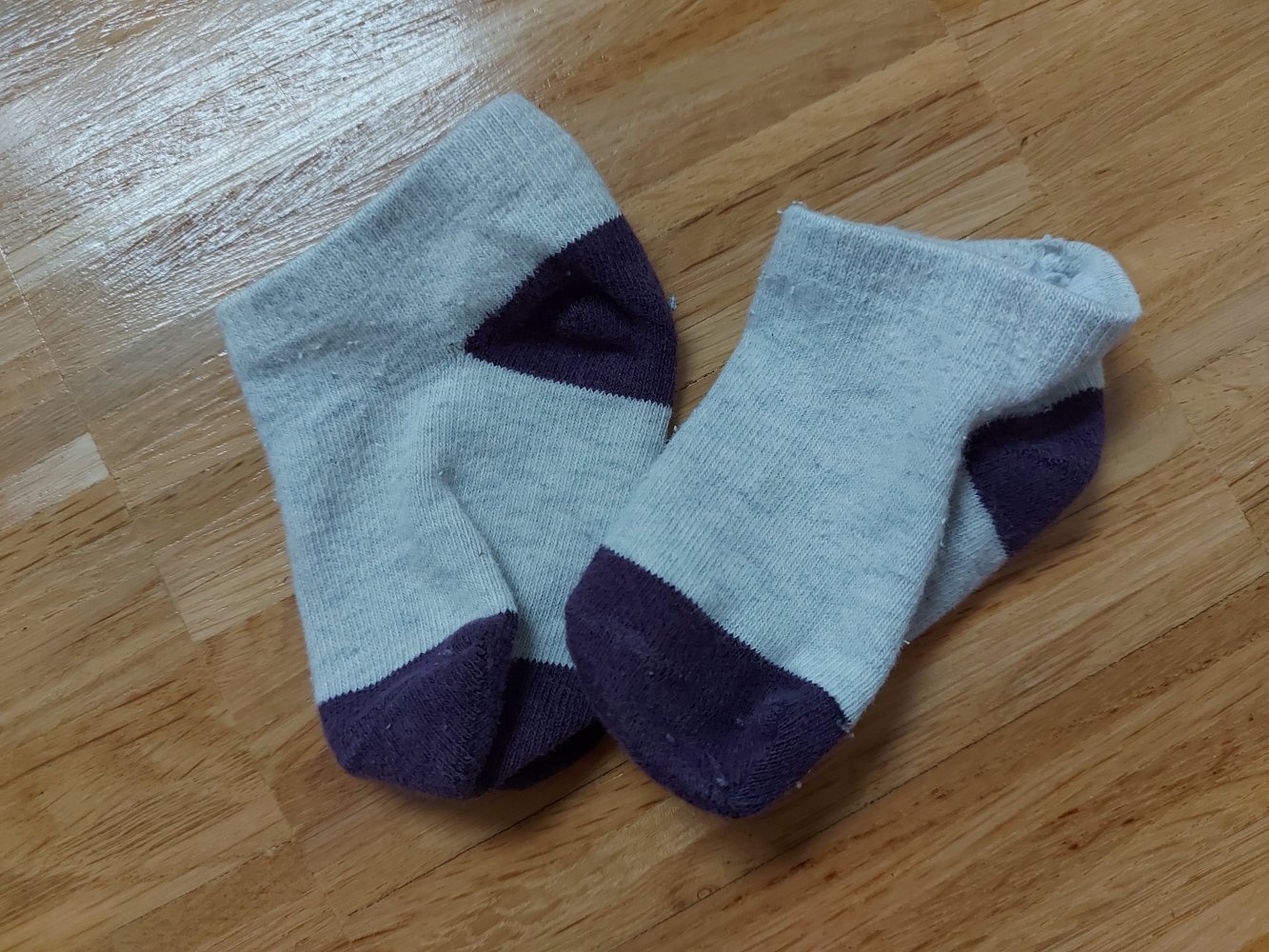 graubeige Babysöckchen
