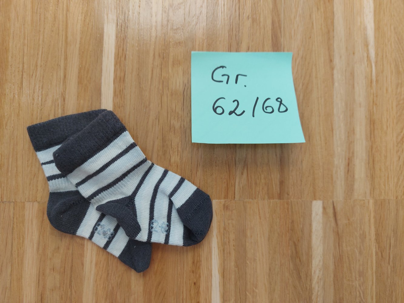 dunkelgrau-weiß gestreifte Babysocken von FALKE, Gr. 62/68