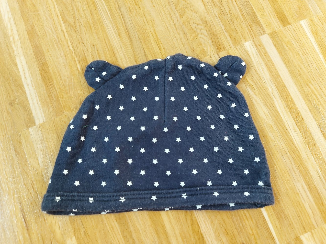 dunkelblaue Babymütze mit weißen Sternchen und Öhrchen