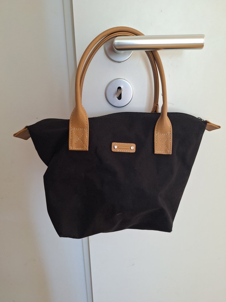kleine schwarze Handtasche