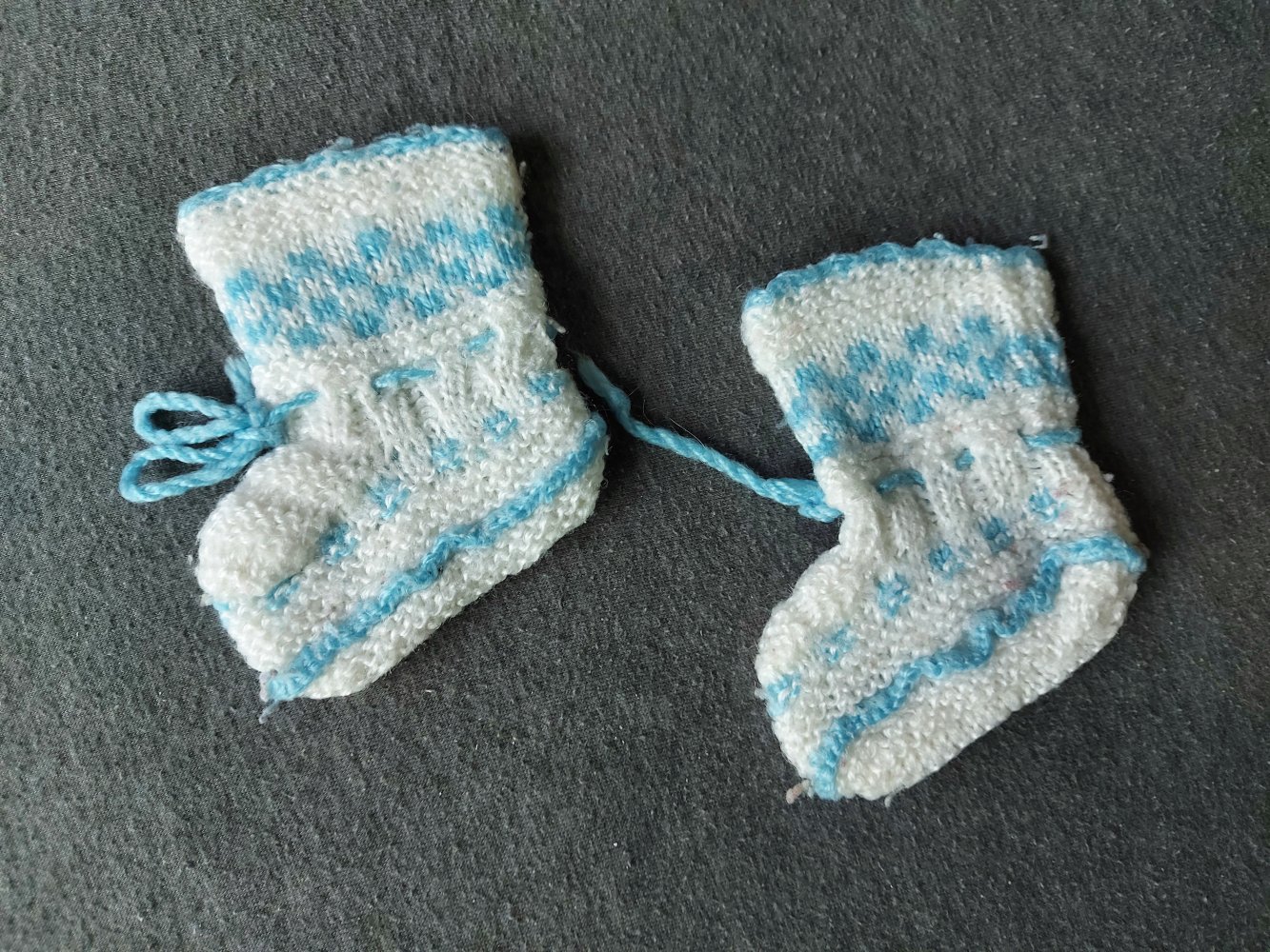 Weiß-blaue Strickschühchen / Babysöckchen/Newborn