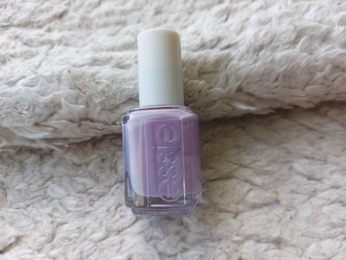 fliederfarbener Essie Nagellack Bridal #411 groom service
