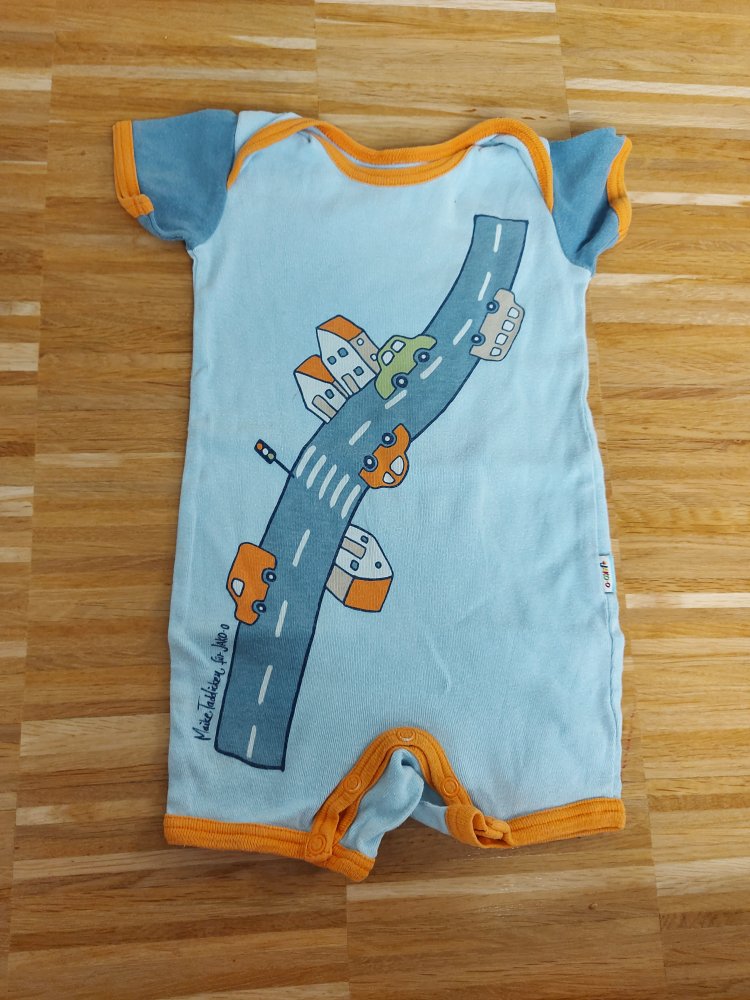 kurzer Baby-Schlafanzug / Strampler / Jumper mit Straßenmotiv der Designerin Maike Taddicken