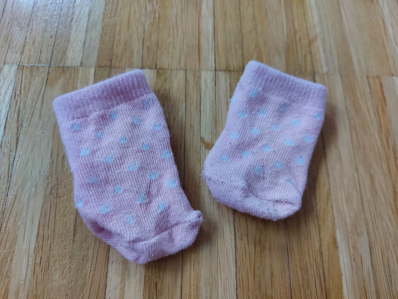 rosafarbene Babysöckchen / Sneakersocken mit weißen Punkten
