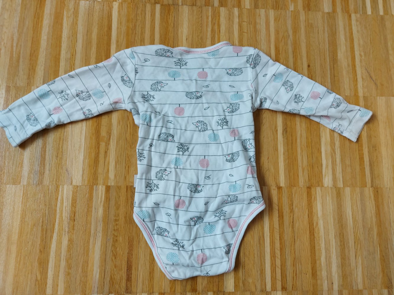 weißer Langarm-Wickelbody mit Igelchen Gr. 62/68