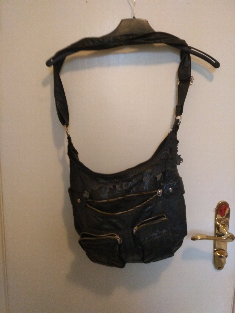 schwarze Handtasche mit Reißverschlüssen und Innentaschen