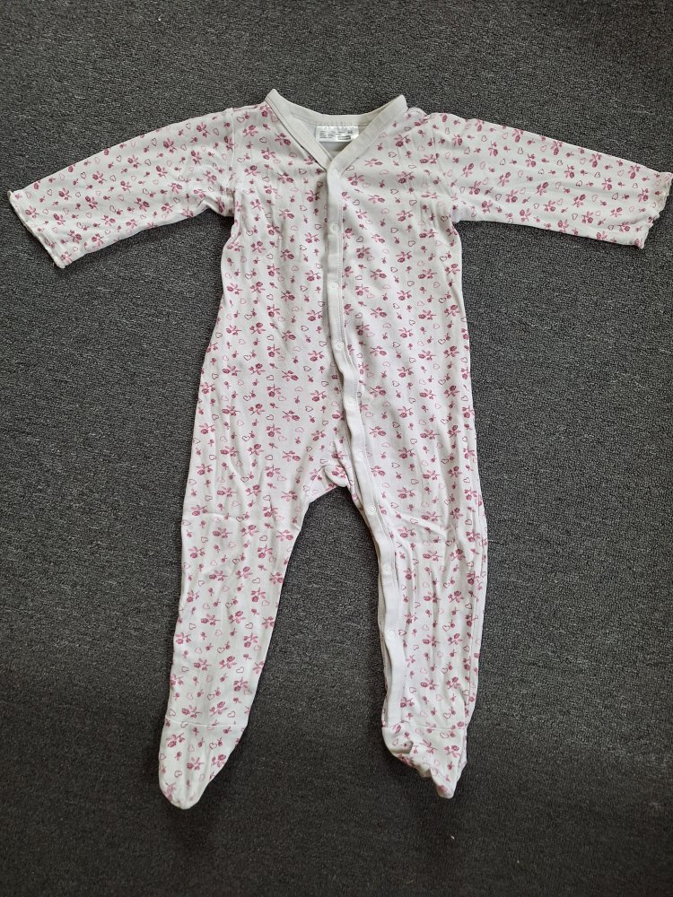 weißer Langarmpyjama mit pinken Blumen/Rosen, Gr. 86