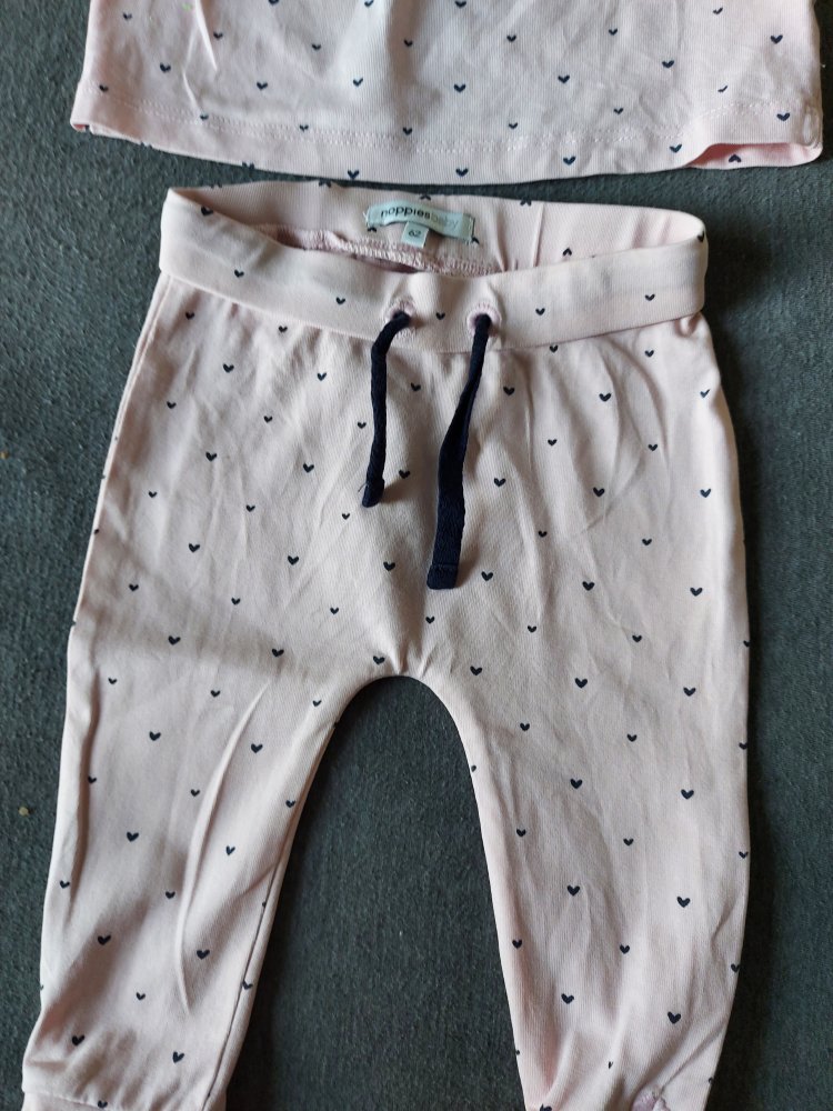 rosa Baby-Bekleidungsset mit schwarzen Herzen, Hose und Kleidchenoberteil, Gr. 62