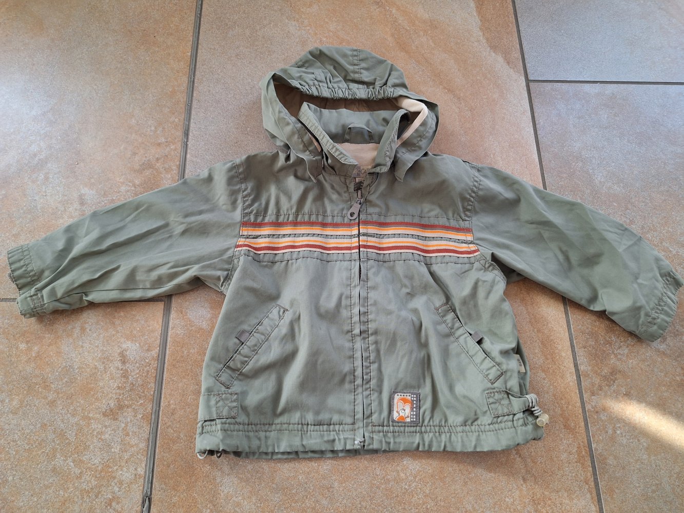 khakifarbene Übergangsjacke mit abnehmbarer Kapuze, Gr. 80