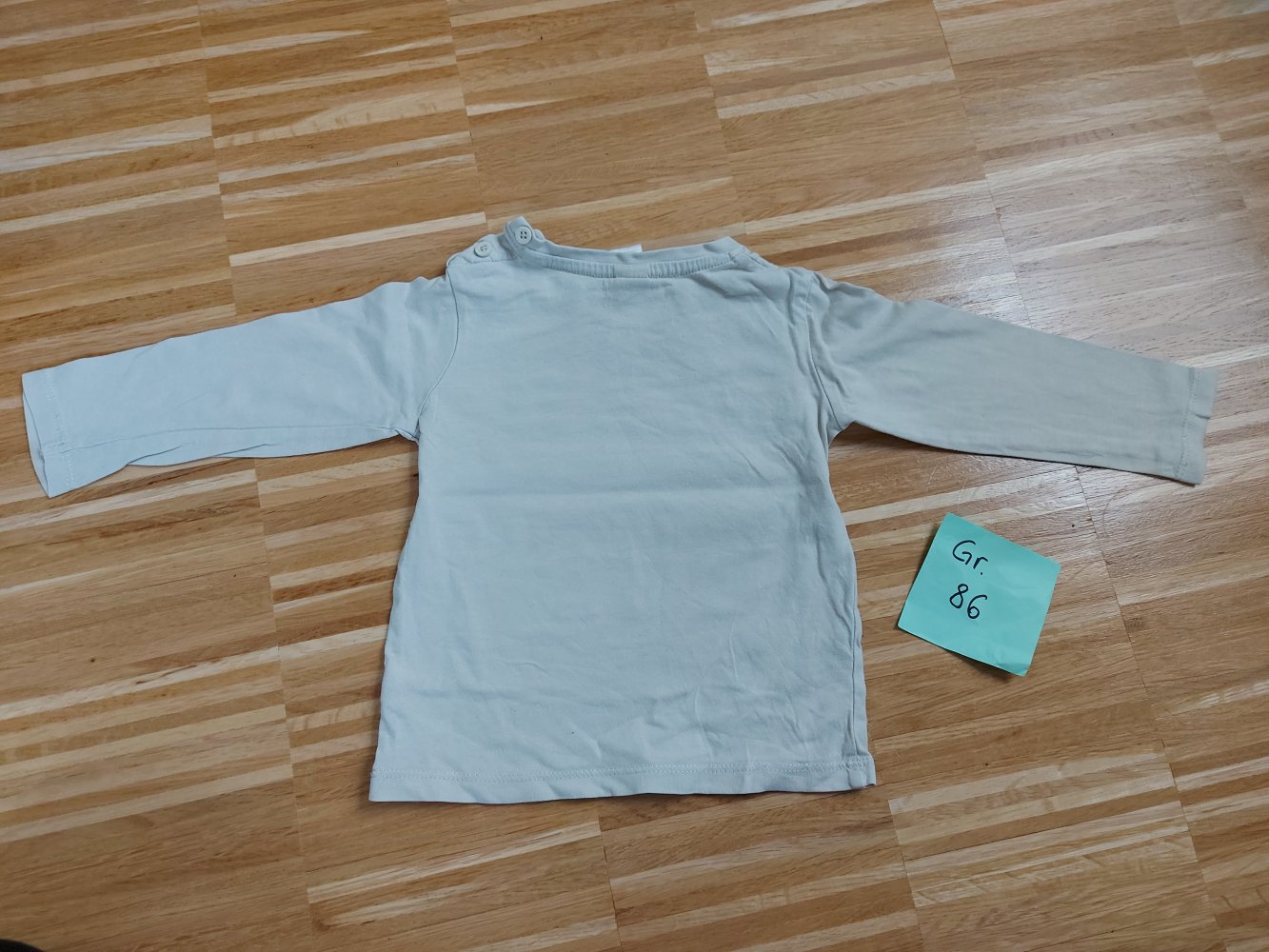 langärmliger cremeweißer Babypullover mit Traktor 