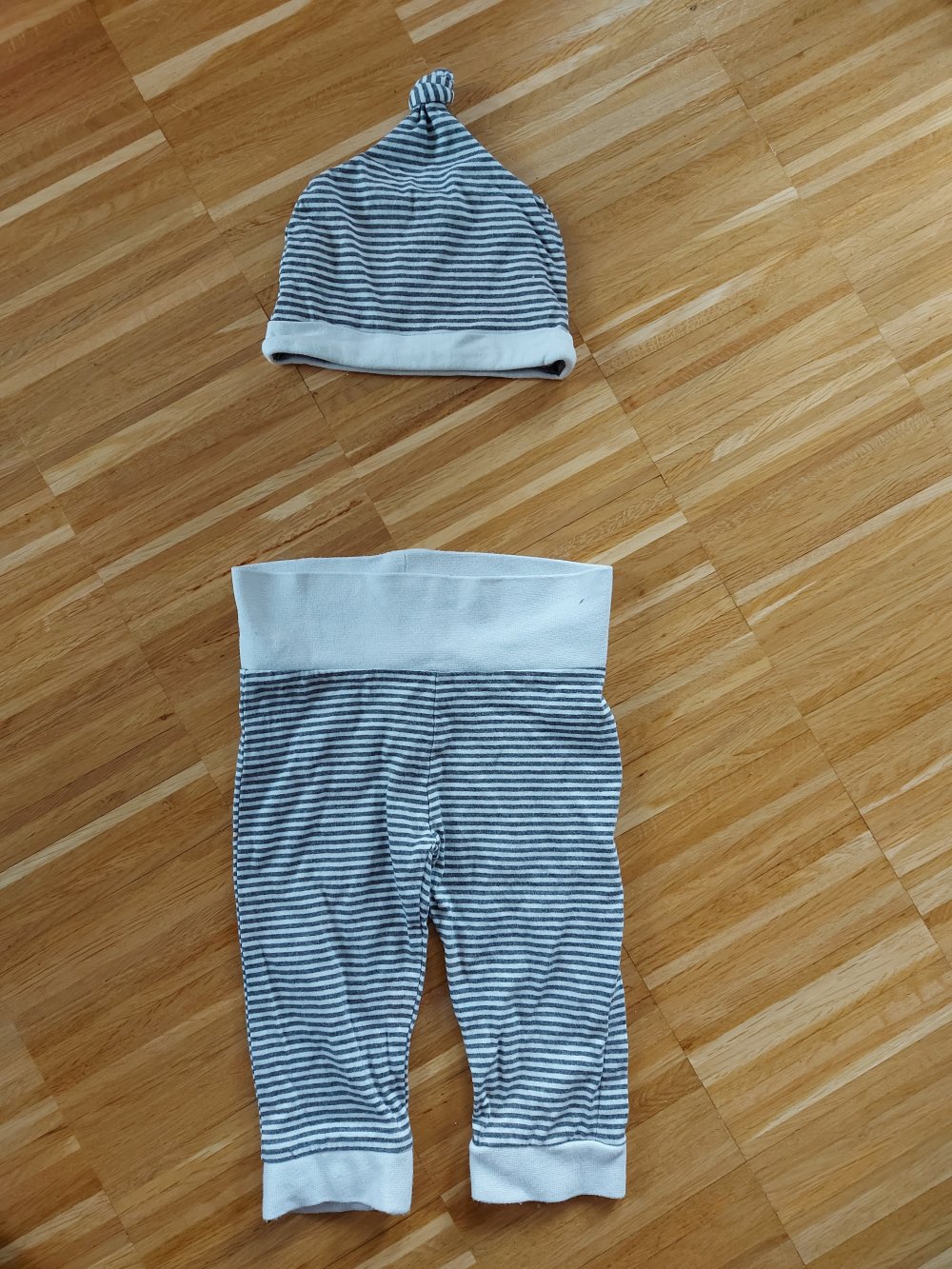 grau-weiß gestreiftes Babyset (Hose + Mütze, 2tlg.)