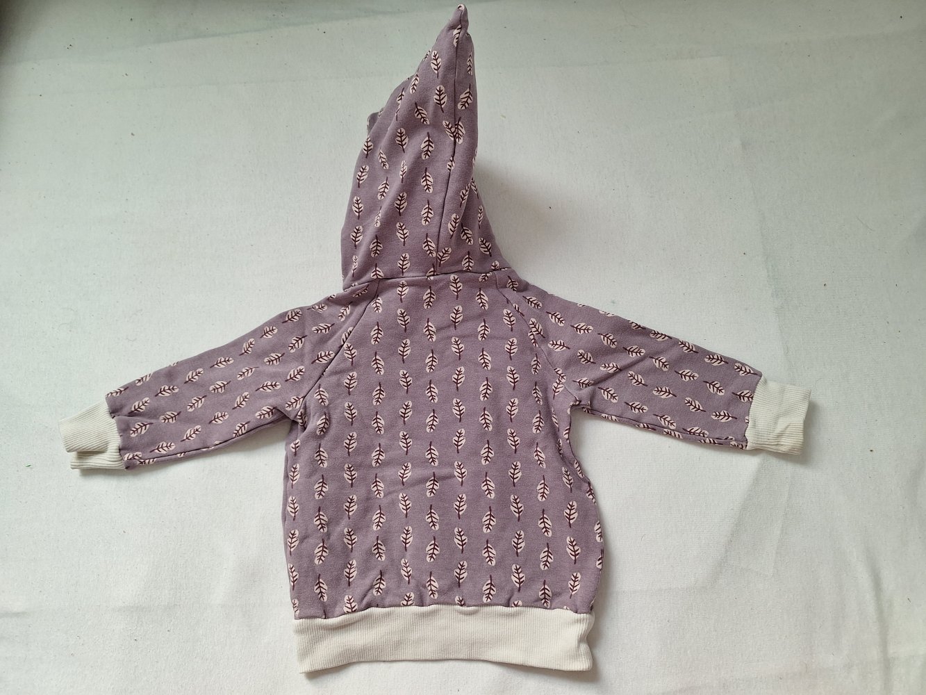 langärmliger flieder/lila gemusterter Kapuzenpullover Hoodie Longsleeve
