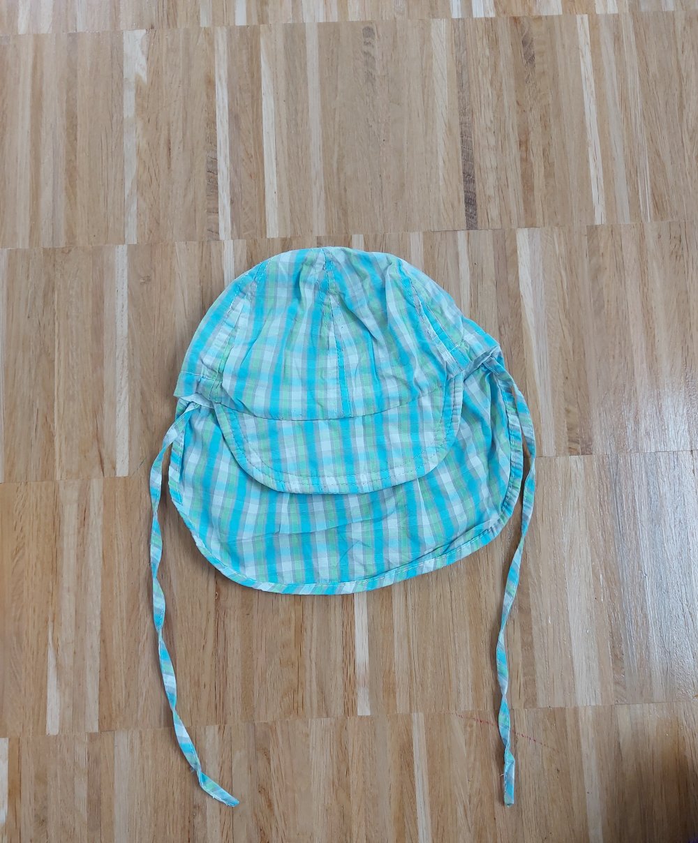 türkis-karierter Sommerhut mit Nackenkrempe für Babys, Gr. 45-47 mit Schnüren