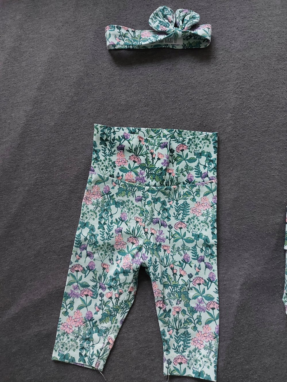 Hosenset: 2 geblümte Babyhosen mit passender Haarschleife/Haarband, Gr. 62