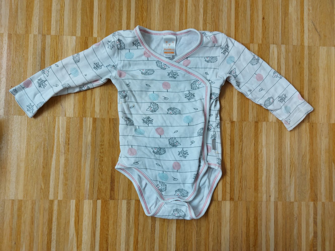 weißer Langarm-Wickelbody mit Igelchen Gr. 62/68