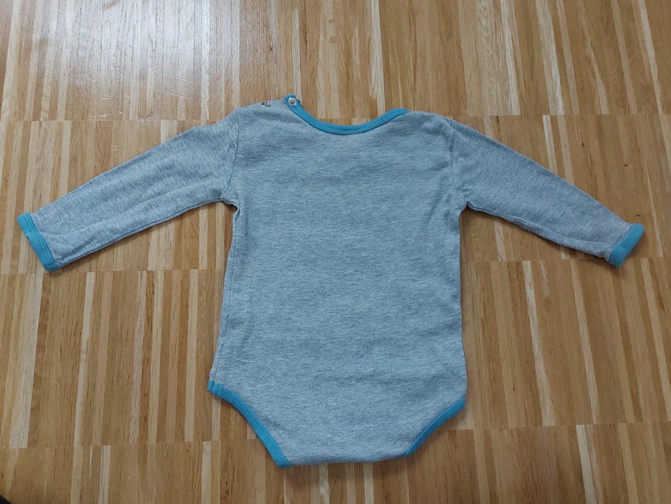 grauer Langarmbody mit Eisbär, Gr. 62/68