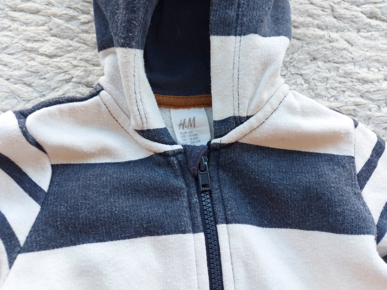 blau-weiß gestreifter Baby-Overall mit Kapuze, Gr. 68
