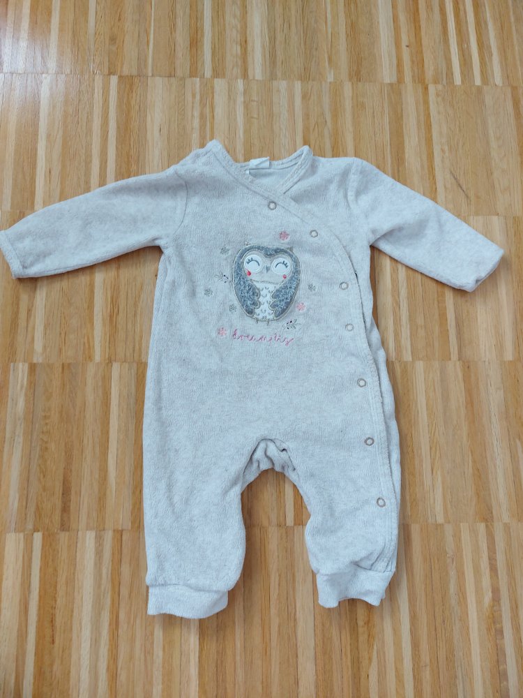 beigebrauner Baby-Schlafanzug mit Eulenmotiv Gr. 62