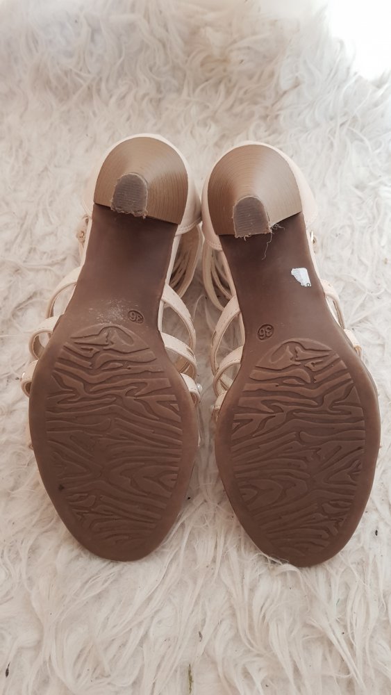 schicke beige Römersandalen mit Absatz Gr. 36