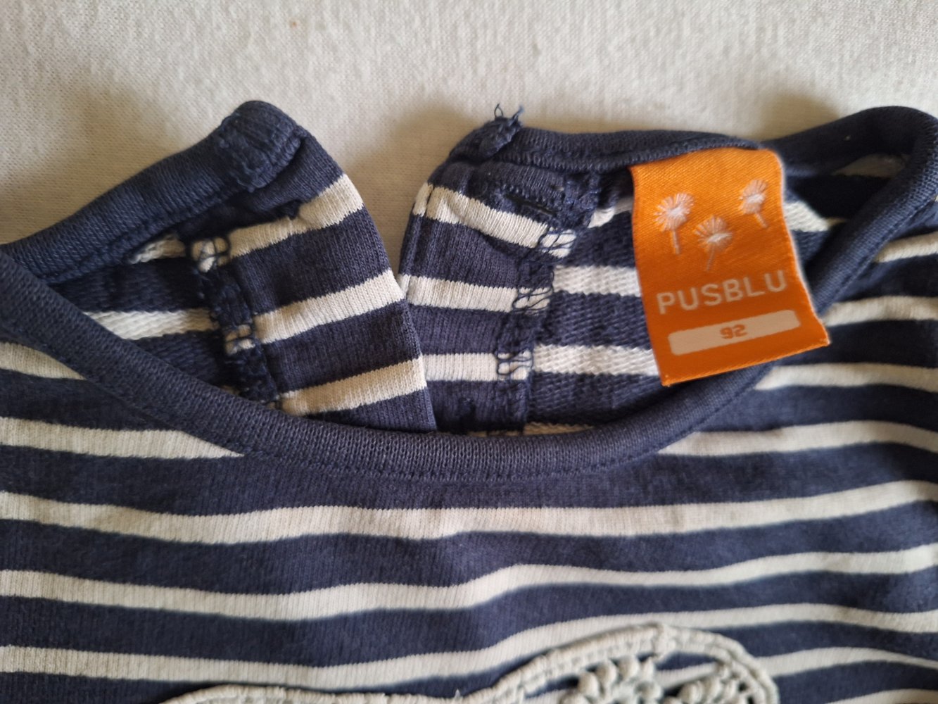 Marineblau weiß gestreifter Longsleeve mit Spitzenherz, Gr. 92 von Pusblu