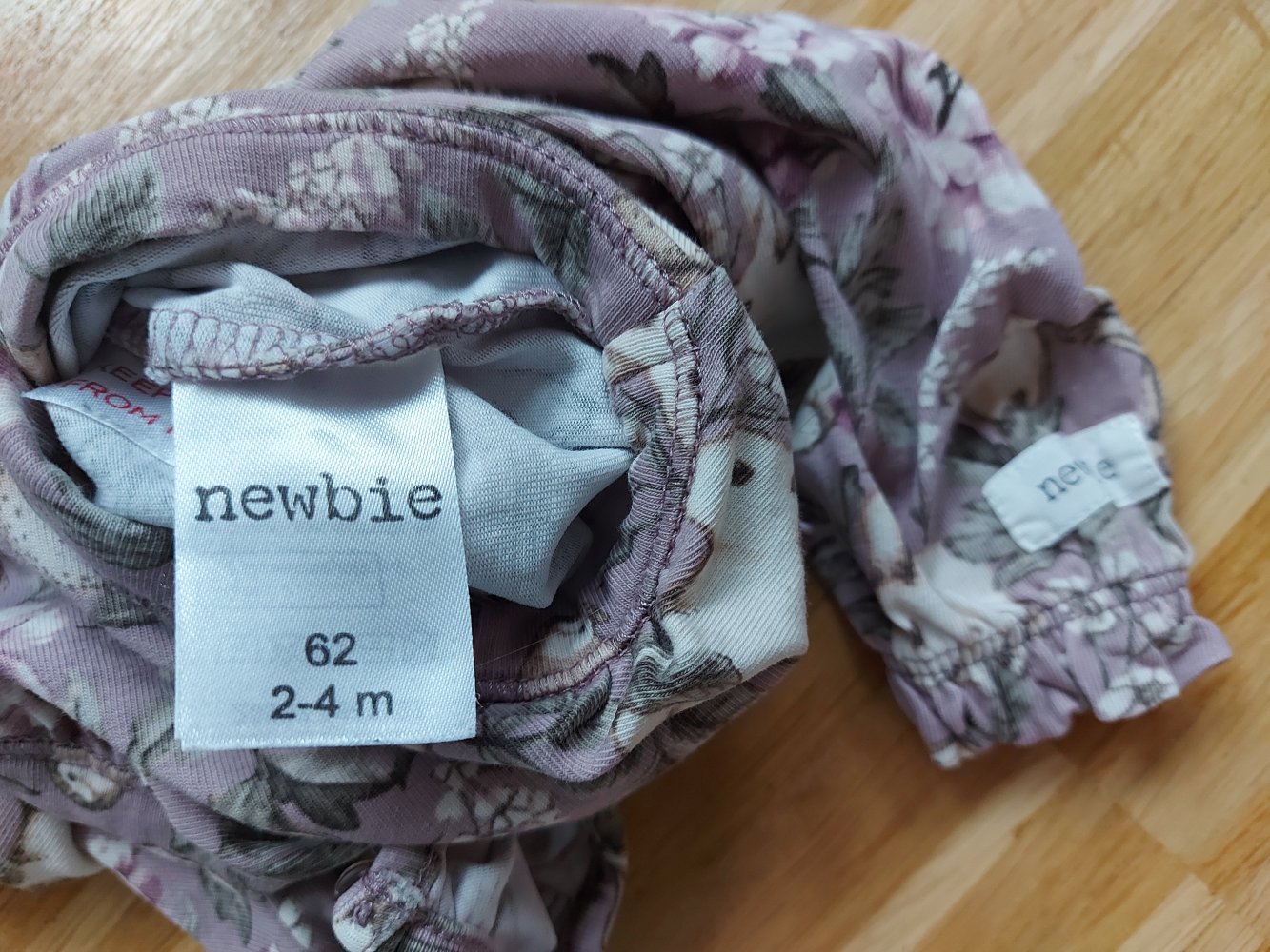 Wunderschöner fliederfarbener Babybody mit Hasen & Co Gr. 62 newbie