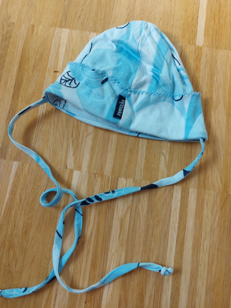 blaue Babymütze mit Schnüren