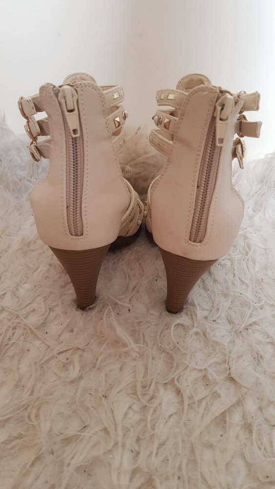 schicke beige Römersandalen mit Absatz Gr. 36