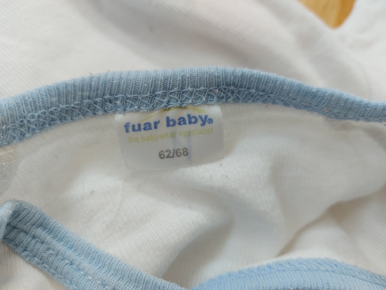 Weiß-blauer langärmliger Wickelbody Gr. 62/68