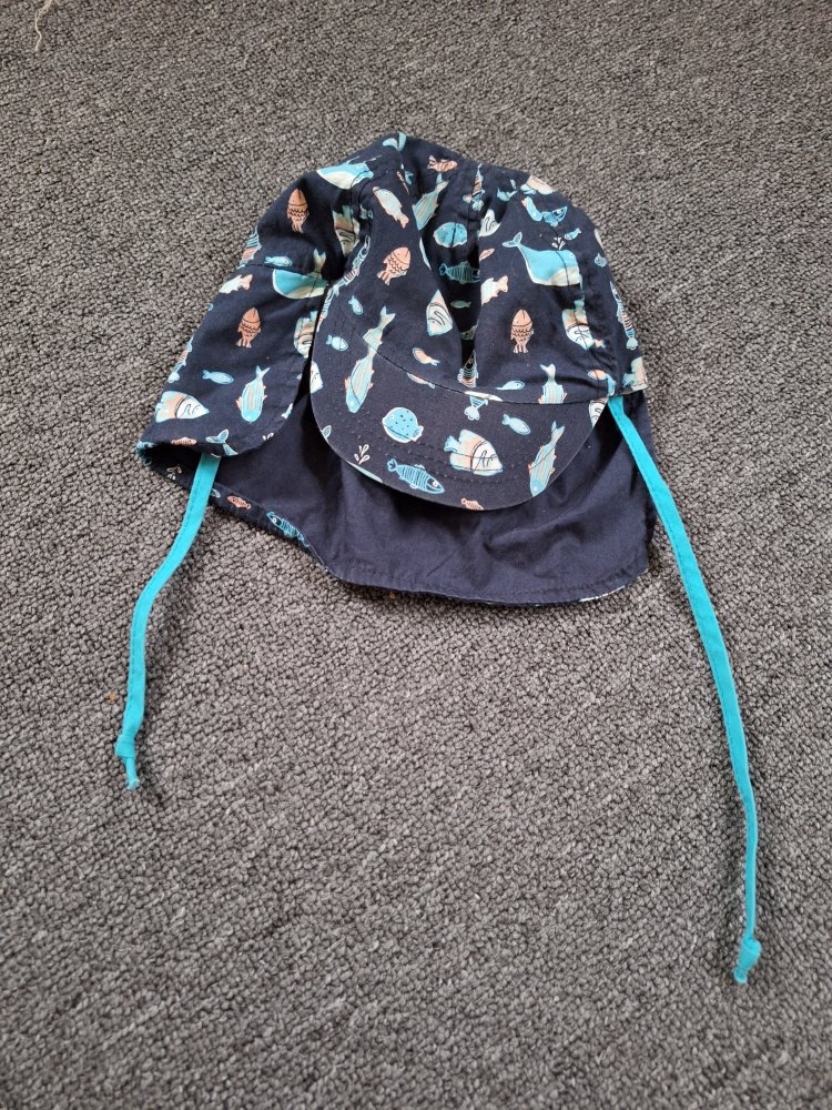 marineblauer Sommerhut mit Fischen für Babys mit Schnüren, Gr. 50/52