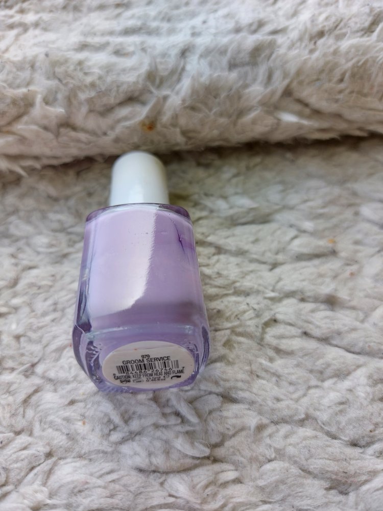 fliederfarbener Essie Nagellack Bridal #411 groom service