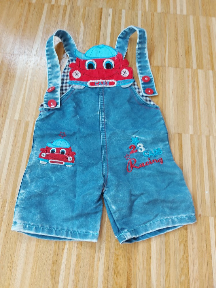 Jeans-Latzhose mit rotem Cars-Auto Gr. 62