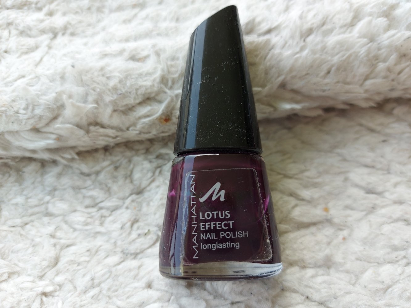 Manhattan Lotus Effect Nail polish pleasure plum Nagellack