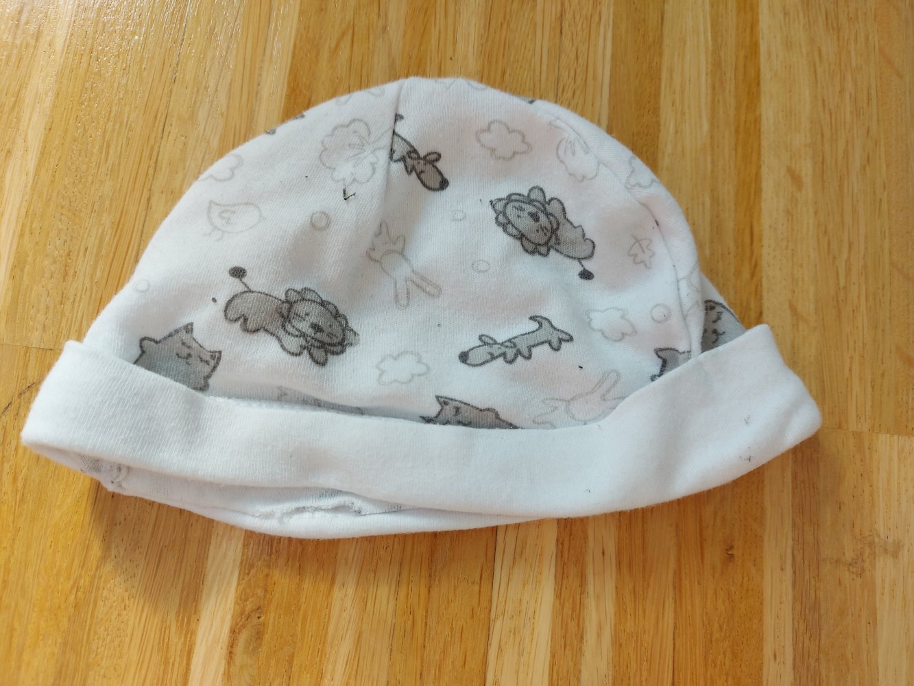 weiße Babymütze mit Tiermotiv