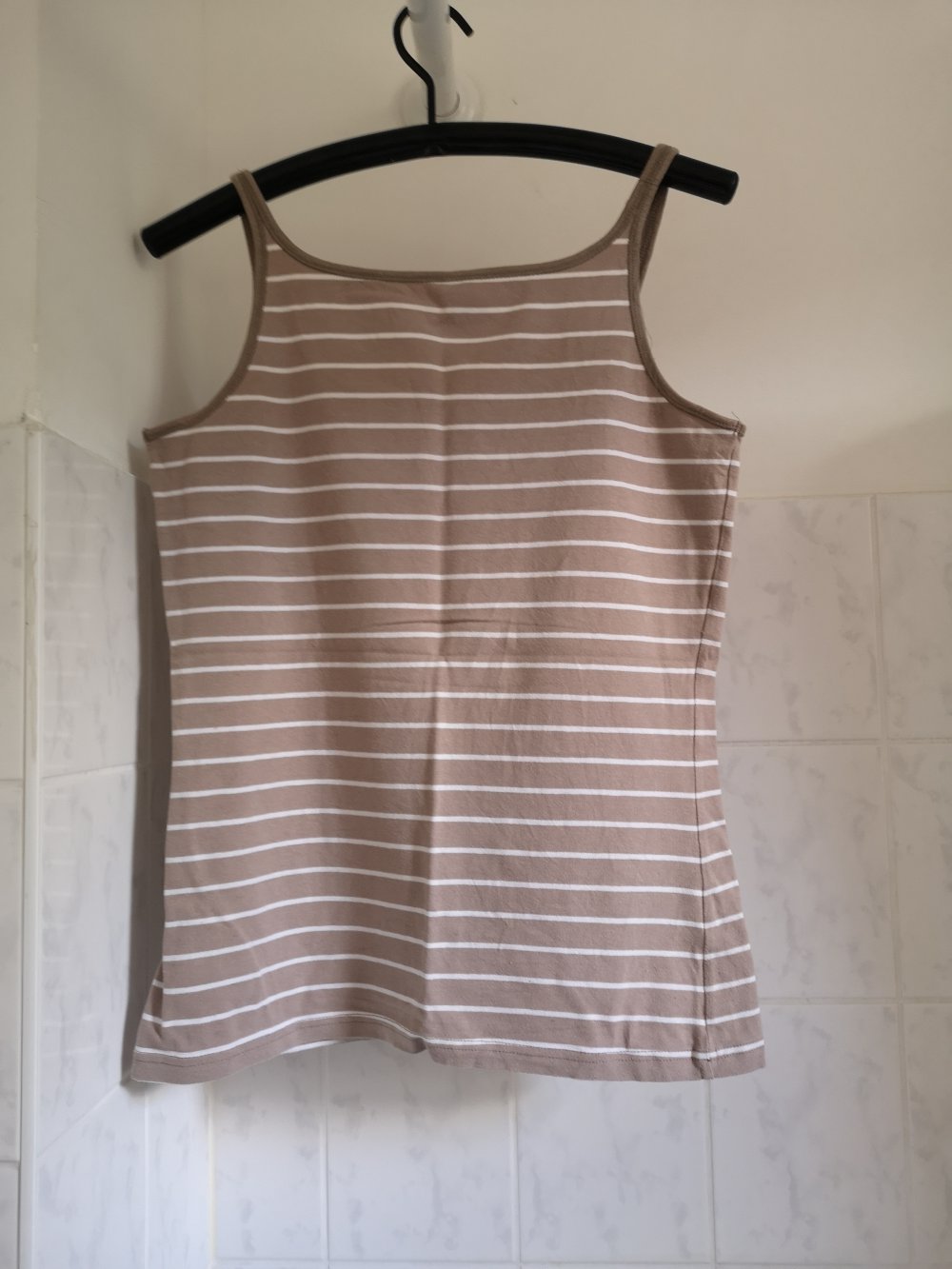 beige-gestreiftes Tanktop mit weißen Streifen