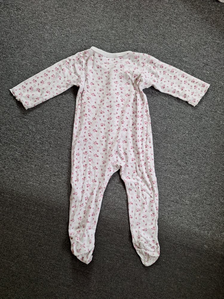 weißer Langarmpyjama mit pinken Blumen/Rosen, Gr. 86