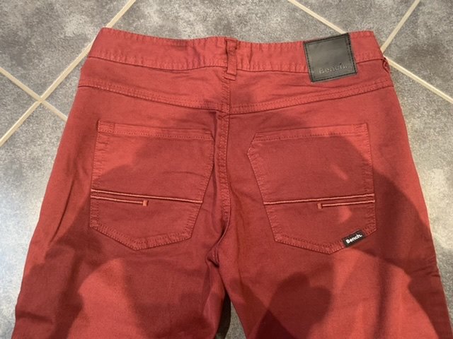 Bench Jeans in schönem Weinrot
