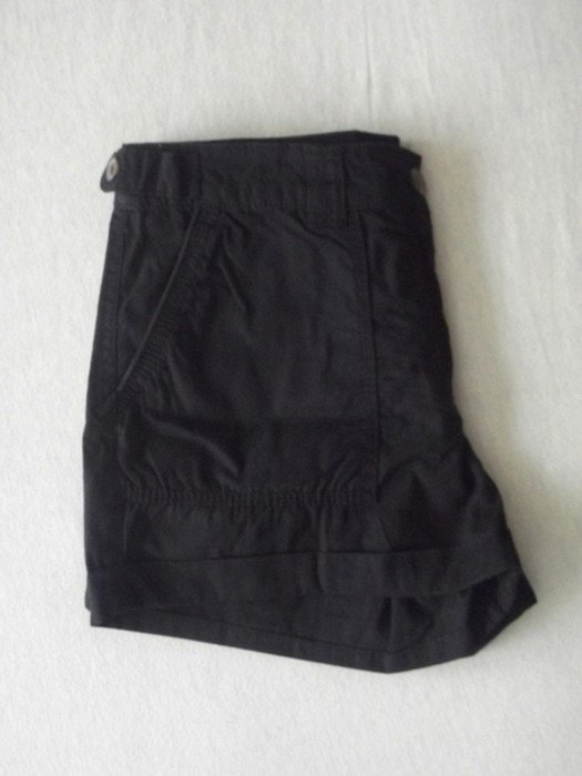  Sehr schöne schwarze Shorts, nur einmal getragen. NEUWERTIG!