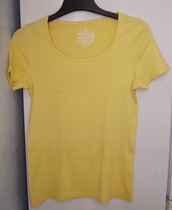 Schönes kurzäremeliges Shirt