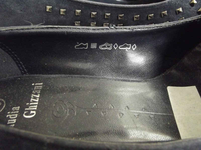 Sehr schöne Pumps mit Nieten verziert von Claudia Ghizzani