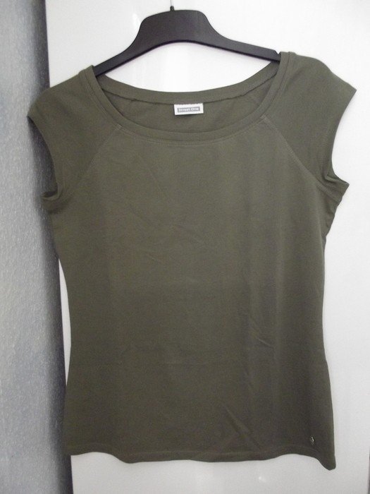 Schönes kurzäremeliges Shirt