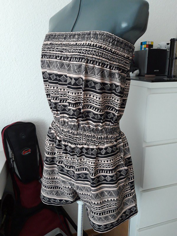 Sehr schöner neuer Schulterfreier Sommer Jumpsuit 
