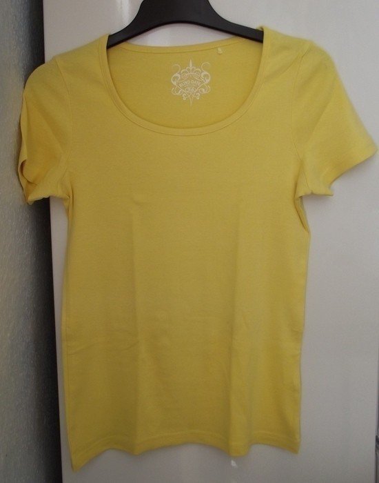 Schönes kurzäremeliges Shirt