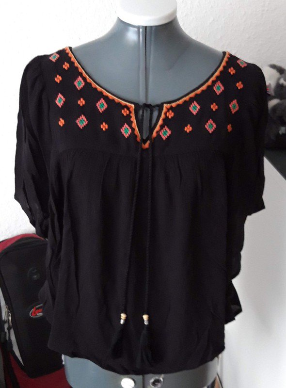 Schönes Shirt mit Stickerei und Fledermausärmel 