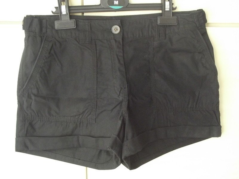  Sehr schöne schwarze Shorts, nur einmal getragen. NEUWERTIG!