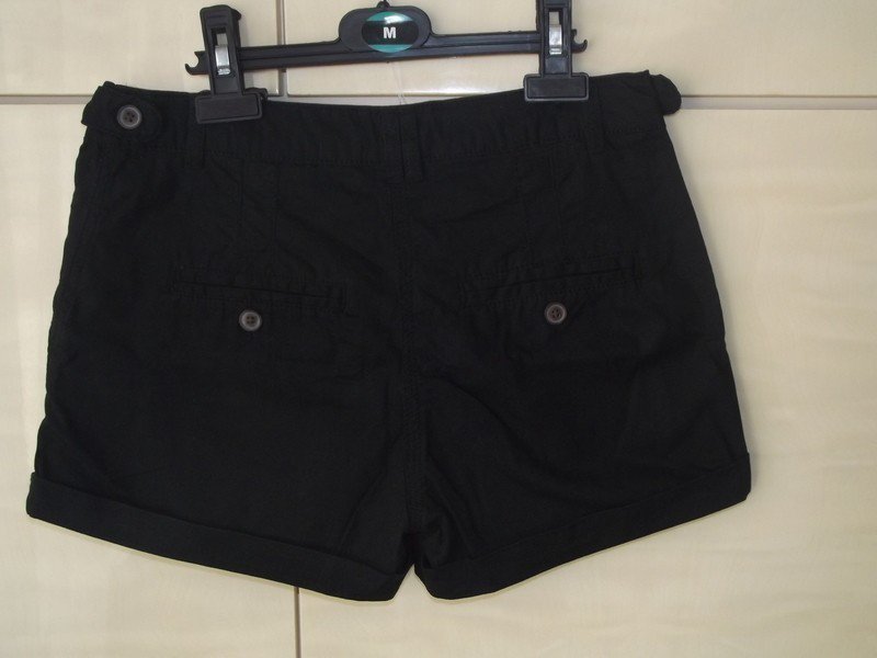 Sehr schöne schwarze Shorts, nur einmal getragen. NEUWERTIG!