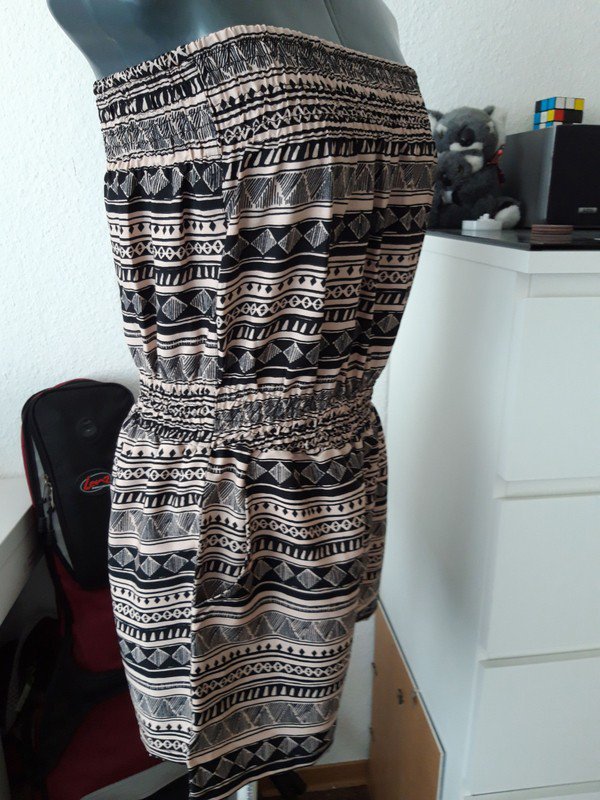 Sehr schöner neuer Schulterfreier Sommer Jumpsuit 