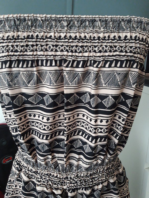 Sehr schöner neuer Schulterfreier Sommer Jumpsuit 