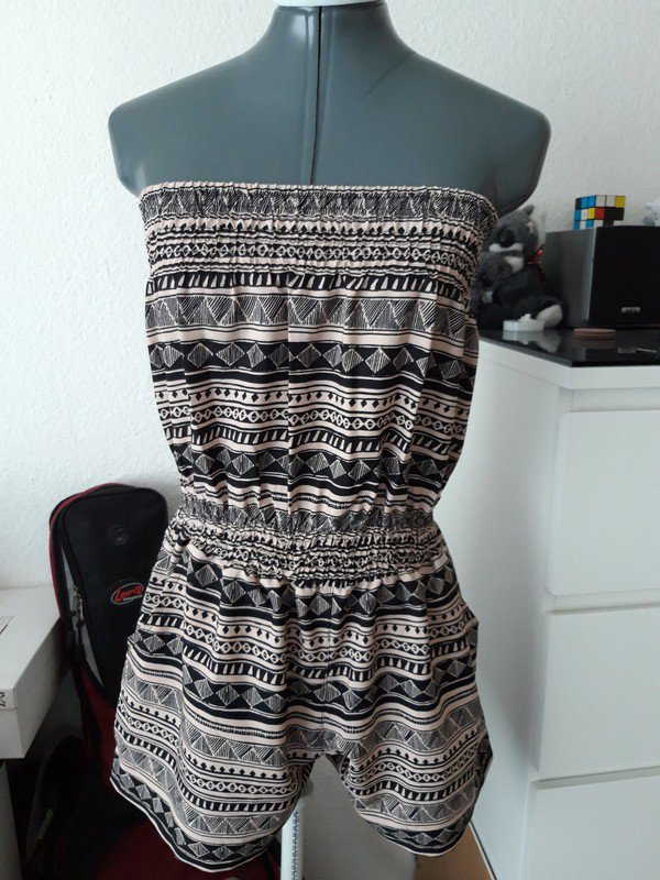 Sehr schöner neuer Schulterfreier Sommer Jumpsuit 