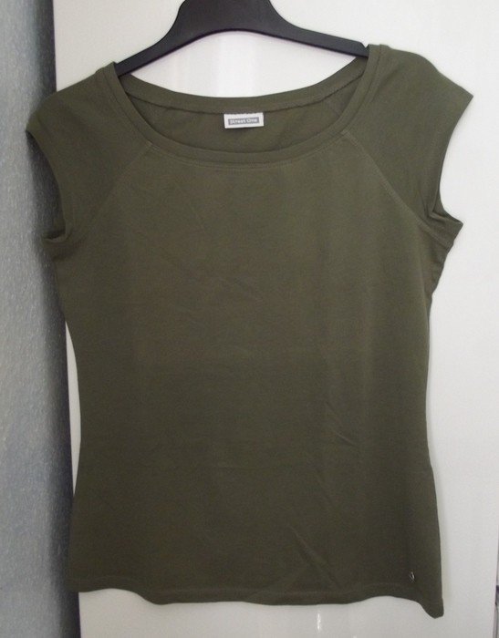 Schönes kurzäremeliges Shirt