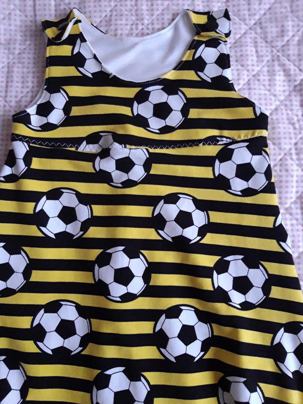Sehr süßer Jumpsuit aus Fussballstoff Gelb/ Schwarz